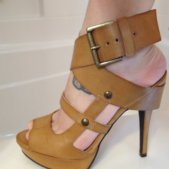 RESERVED until 6/23Simply Vera by Vera Wang heels