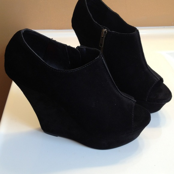 Steve Madden suede peep toe wedges