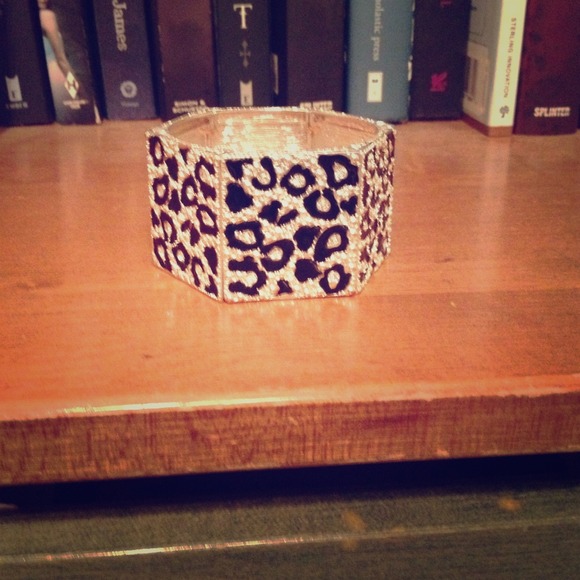 Silver leopard print bangle bracelet - Picture 1 of 2