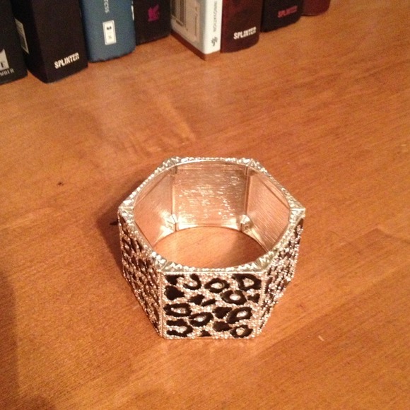 Silver leopard print bangle bracelet - Picture 2 of 2