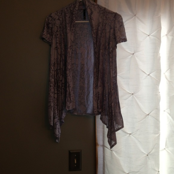 Transparent patterned top - Picture 2 of 3
