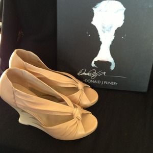 Stunning wooden wedge Donald J Pliner Becca - NEW