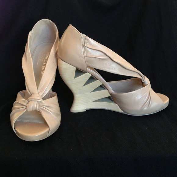 Stunning wooden wedge Donald J Pliner Becca - NEW