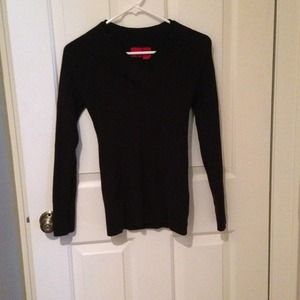 Liv. Dark brown, thin-ribbed sweater.