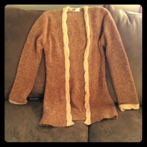 🚨SOLD🚨 Retro style sweater with front clasp