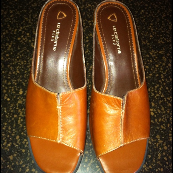Beautiful Liz Claiborne slip on sandals!!