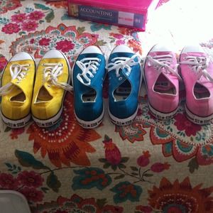 3 pairs Converse