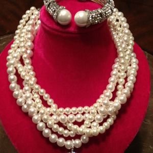 White pearl necklace set