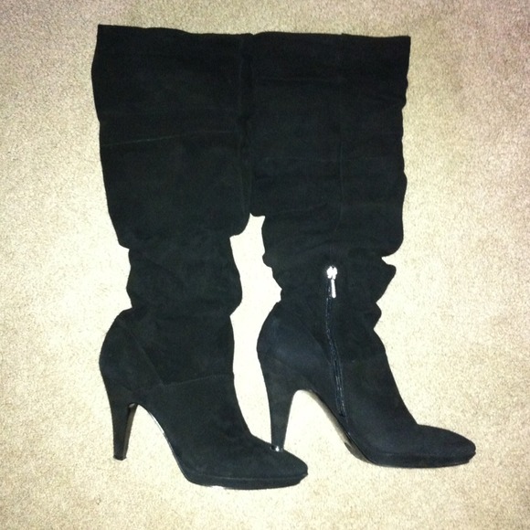 Black suede boots. Like new. Very comfortable.