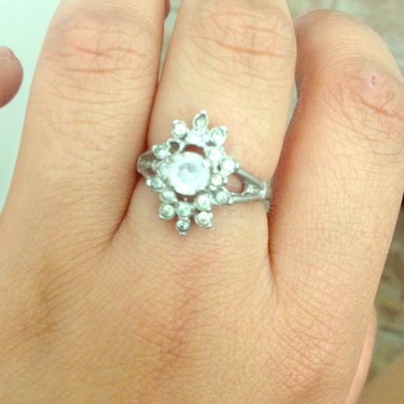 Silver ring with flower design