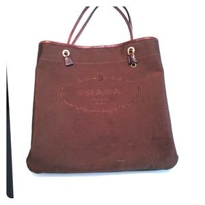 PRADA, carry your important documents in this bag!