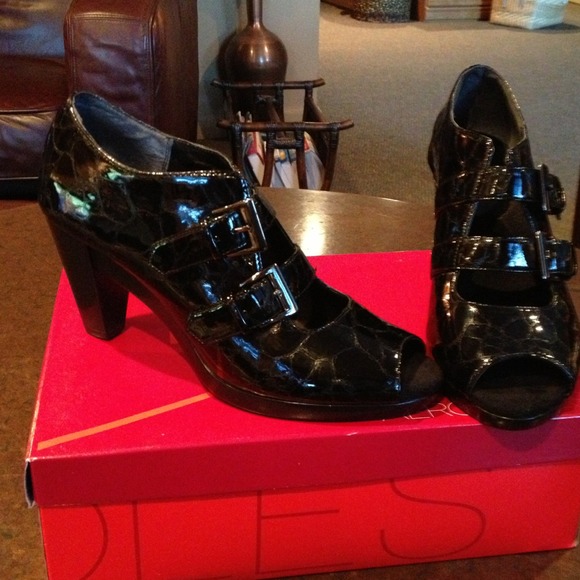 Brand new peep toe size 9.5 Aerosoles!