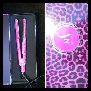 HerStyler flat iron