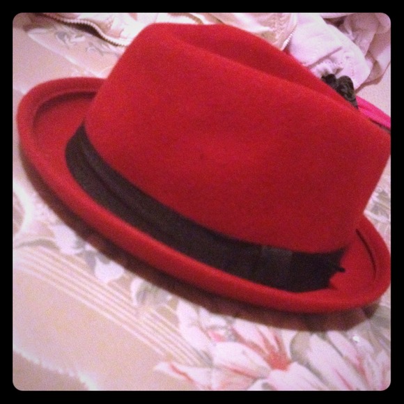 Red Cute hat, worn 2 times, clean , and perfect