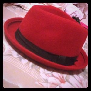 Red Cute hat, worn 2 times, clean , and perfect