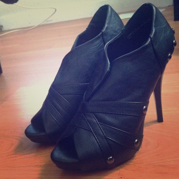 *REDUCED* dollhouse booties heels new