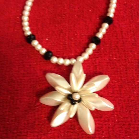 Flower necklace - Picture 3 of 3