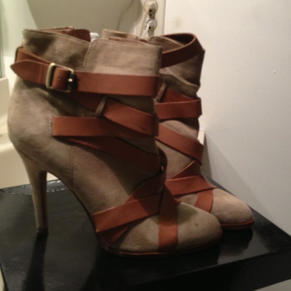 Pointed toe tan/chestnut suede and leather bootie