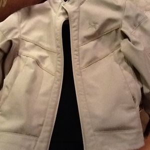 An arcter'teryx winer coat. Size small (4-6)