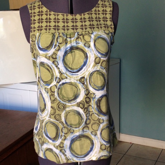 Sleeveless top green patterned