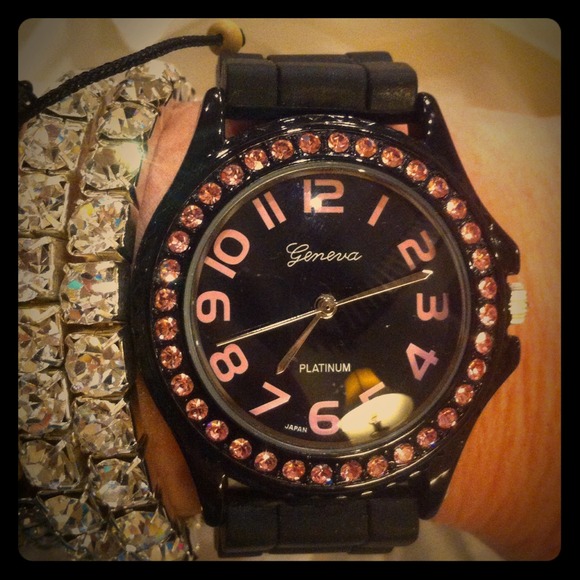 SOLD🎉🎉NEW BLK RUBBER WATCH W/PINK RHINESTONES