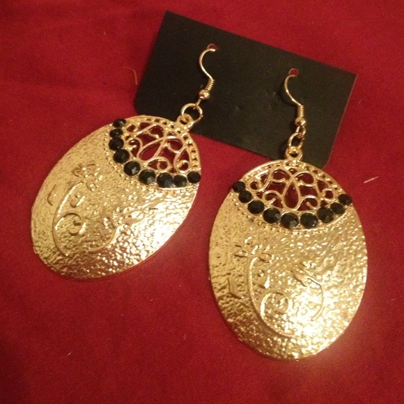 Gold colored w/ black stud detail & rose accent.