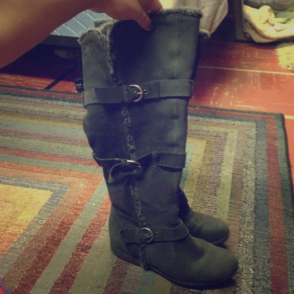 Cute gray boots!