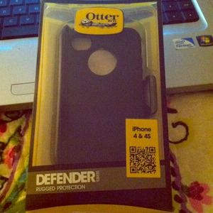 Black iPhone 4 outter box