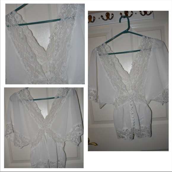 🎉REDUCED!!!🎉Cute low v-neck with lace top