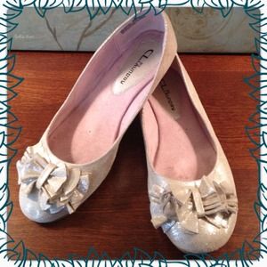 Cute cream with gold tones ballet flats size 9