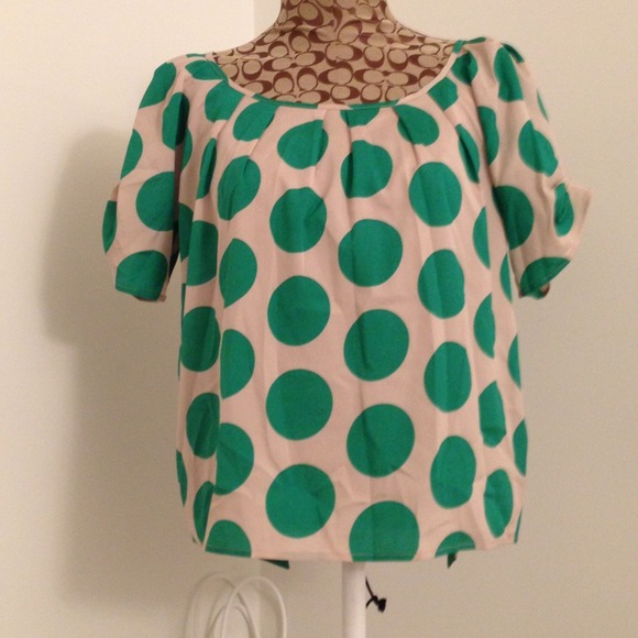 💸💸sold💸💸Green with envy Dots top