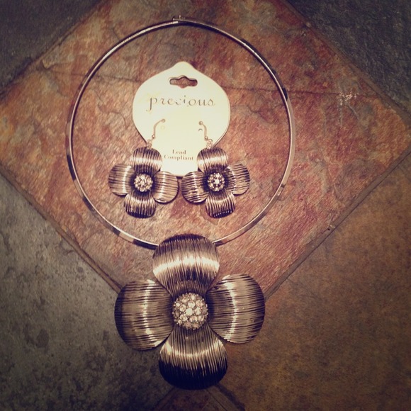 *SOLD*Silver Flower Choker Necklace & Earring Set
