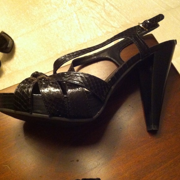 B Makowsy Bfari Platform Strappy Open Toe Sandals - Picture 3 of 4