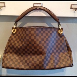 Luis Vuitton hand bag - knockoff.