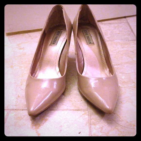REDUCED Steve Madden nude patent pumps