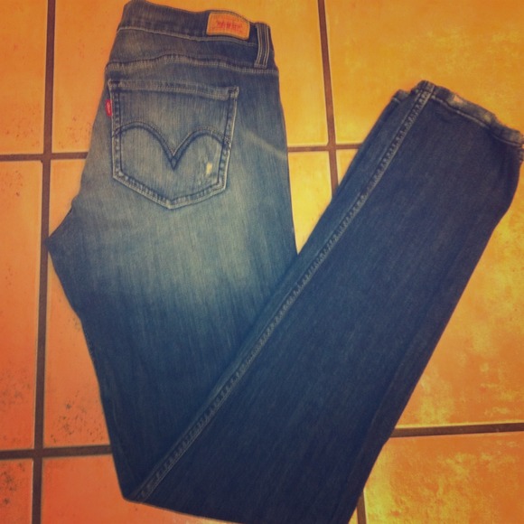 NWOT-Levi's 524 jeans