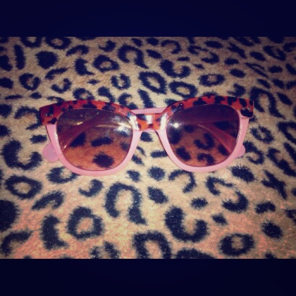 Cute leopard print/pink sunglasses!