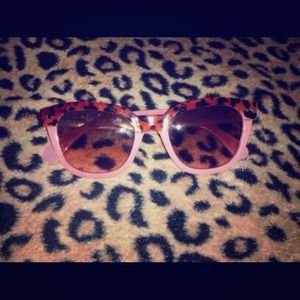 Cute leopard print/pink sunglasses!