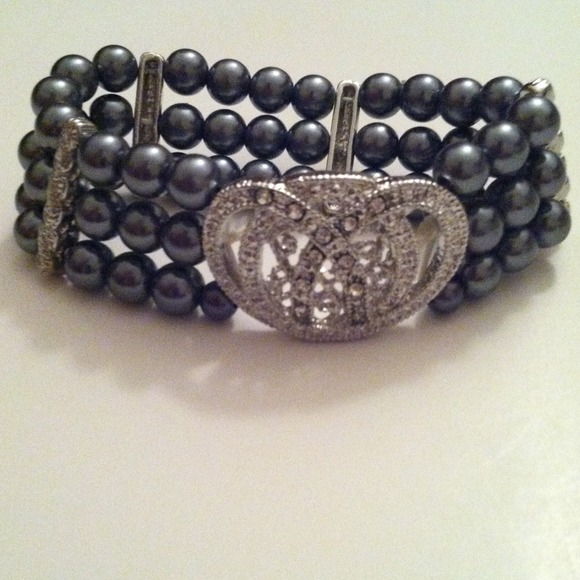 🚫⛔reserved⛔🚫Grey/black pearls & crystal bracelet