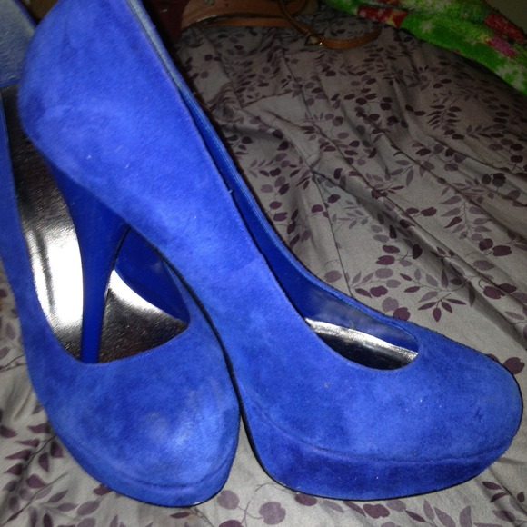 Bakers blue suede pumps