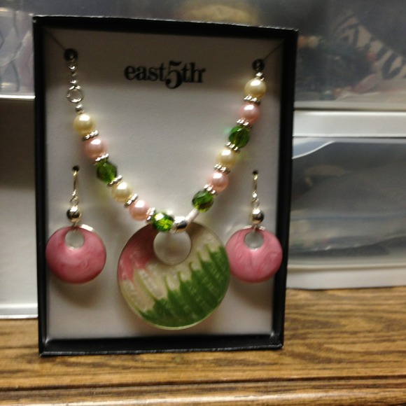 Beautiful NWOT jewelry set!