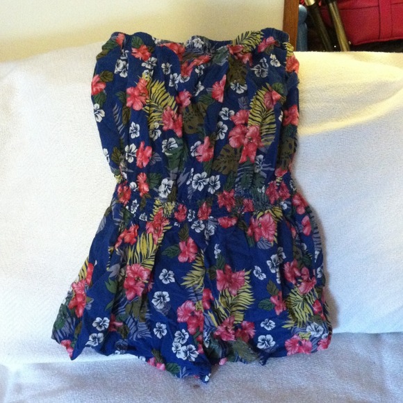 ❌Bundle mistydw❌Cute floral romper, size M