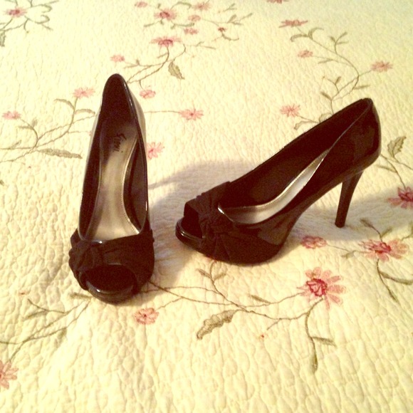 *Size 6* Black Heels