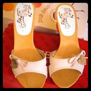 NWT brand new beautiful Guess heels