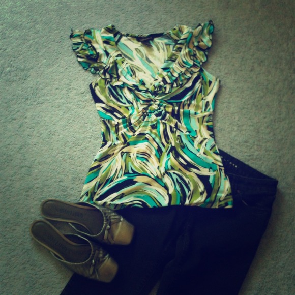 * Sold in bundle slyobe14 * Funky colorful top
