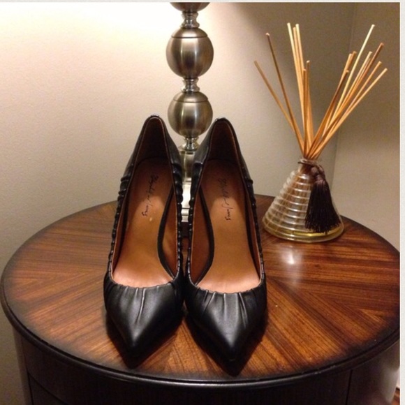 😁Kipping them😁 Selling Elizabeth and James pump - Picture 3 of 3