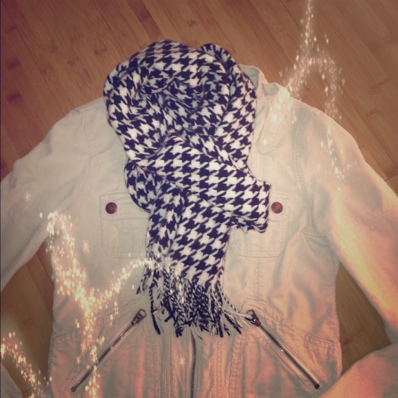 ❌SOLD❌ D&Y Softer than cashmere Houndstooth scarf
