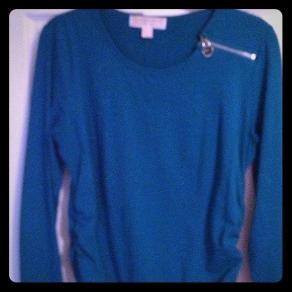 Long sleeve Michael Kores fitted Cotten shirt.