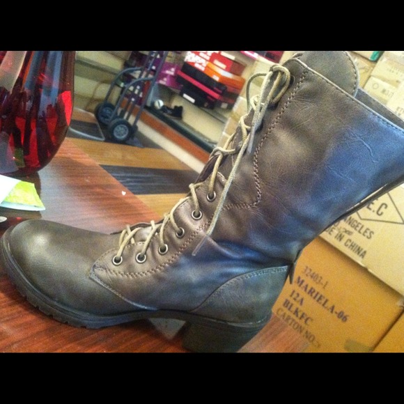 Folding lace up boots ! - Picture 1 of 2