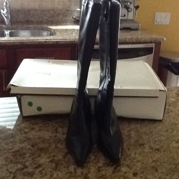 Excellent! Excellent! Etienne Aigner boots - Picture 2 of 4